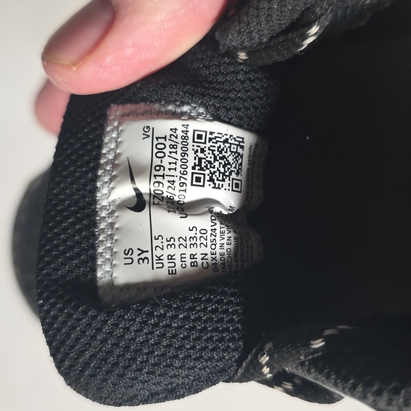 Nike Black and White Athletic Cleats Size 3Y - Picture 9 of 9